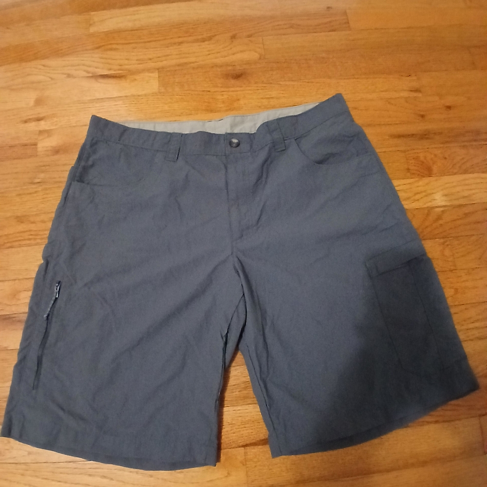 Columbia Men's Dark Gray Cargo Shorts